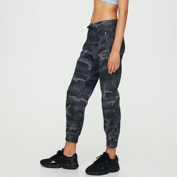 Aritzia TNA Gray Camo Jogger Pants - Picture 6 of 13